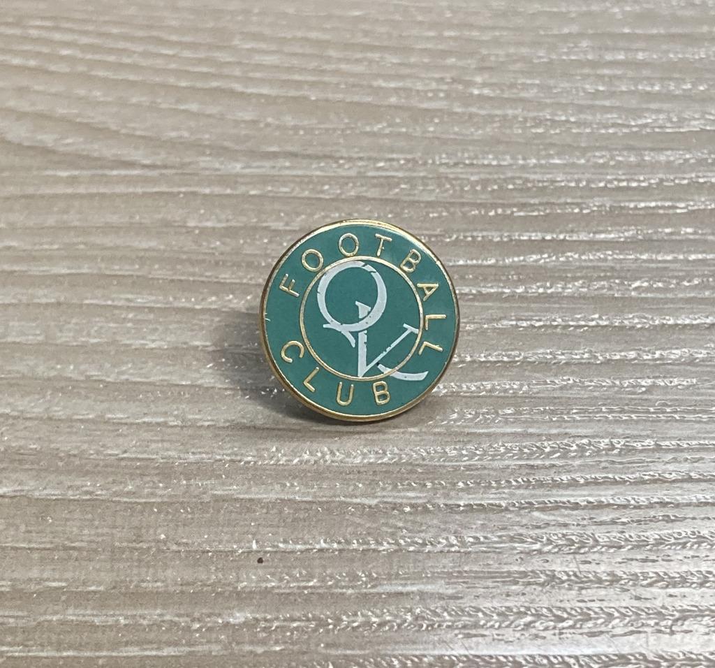 PIN - QV - FOOTBALL CLUB - VOETBAL, Verzenden, Gebruikt, Sport, Speldje of Pin