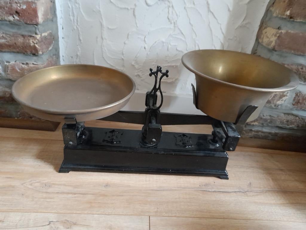 Oude gietijzeren weegschaal met koperen bakjes, Ophalen of Verzenden