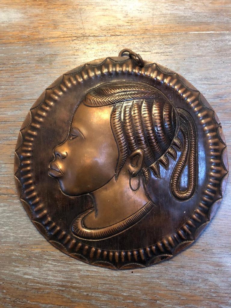 Médaille lourde femme africaine en cuivre, Envoi