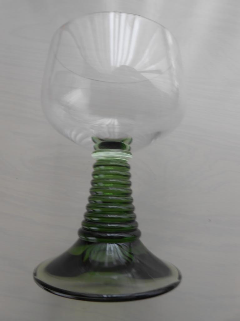 5 X MOEZEL WIJN  GLAS OP GROENE KORTE VOET, Ophalen