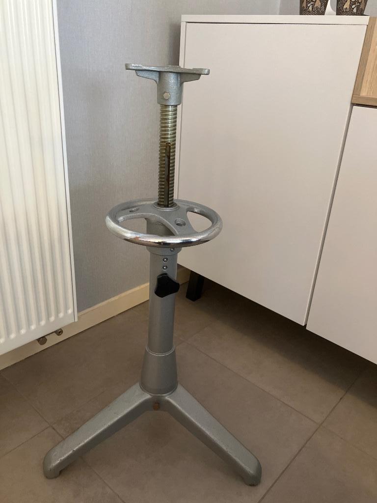 Tafel poot - stoeltje in gietijzer, Huis en Inrichting, Tafelonderdelen, Ophalen, Tafelpoot