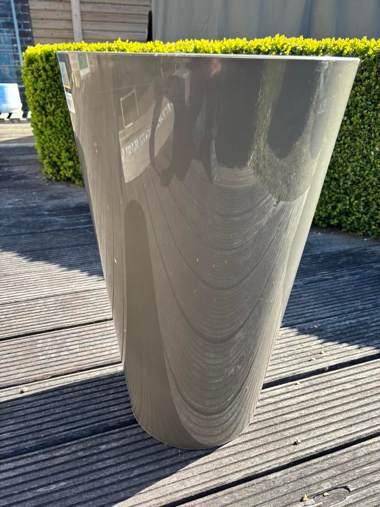 Hoge taupe / bruine bloempot, Kunststof, Rond, Nieuw, Binnen