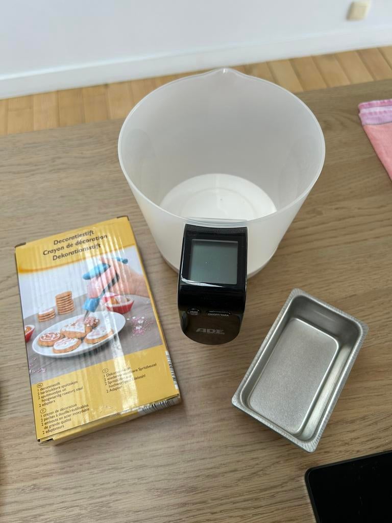 Balance avec tasse à mesurer + stylo décoratif + moules, Enlèvement ou Envoi, Comme neuf