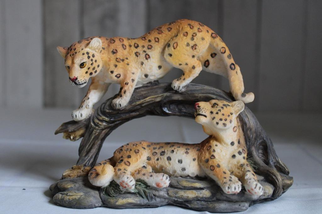 *2 luipaarden met boomstronk  17 x 8 cm hoogte 13 cm, Verzamelen, Beelden en Beeldjes, Ophalen of Verzenden, Zo goed als nieuw
