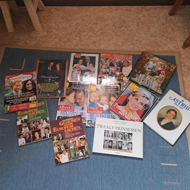 lot boeken en tijdschriften koningshuis, Ophalen, Zo goed als nieuw