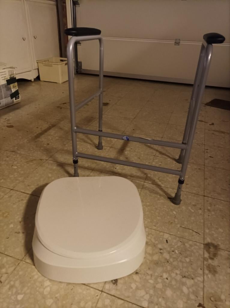 Verhoogde wc. Toilet zitting, Ophalen, Zo goed als nieuw