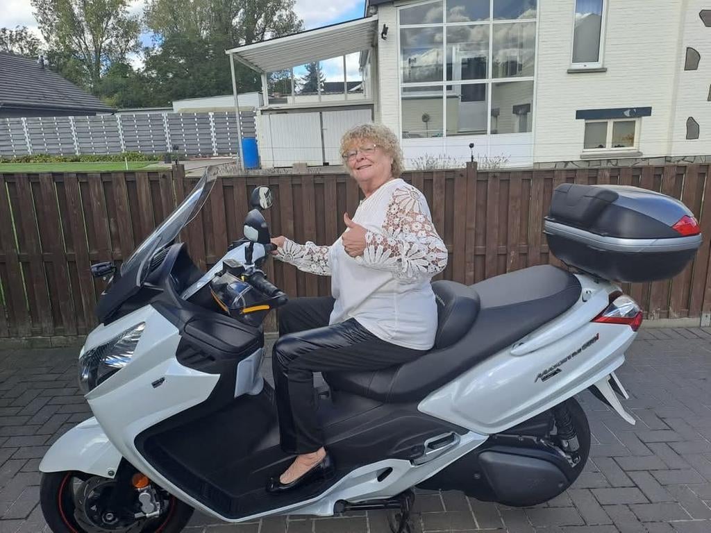 SYM  SCOOTER  600CC WIT, Fietsen en Brommers, Scooters | Kymco, Ophalen