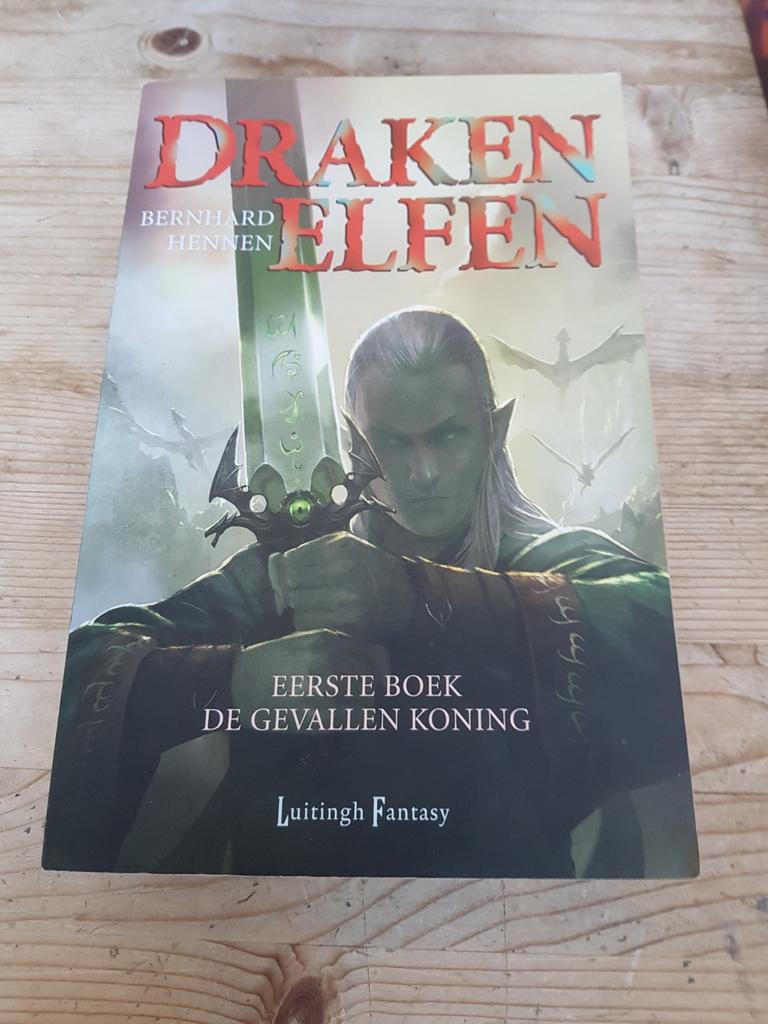 Bernhard Hennen - De gevallen koning DRAKENELFEN eerste boek, Boeken, Ophalen of Verzenden, Zo goed als nieuw, Bernhard Hennen