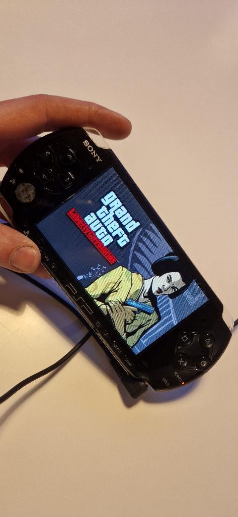 PSP 3004, lader & GTA spel (de batterij laadt niet meer op), Games en Spelcomputers, Spelcomputers | Sony PSP, Gebruikt, PSP, Zwart
