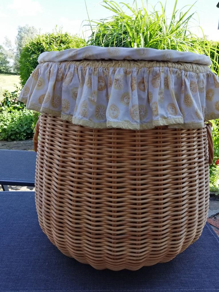 Opbergmand of wasmand, Huis en Inrichting, Woonaccessoires | Schalen en Manden, Zo goed als nieuw, Mand, Rond, Riet, Ophalen