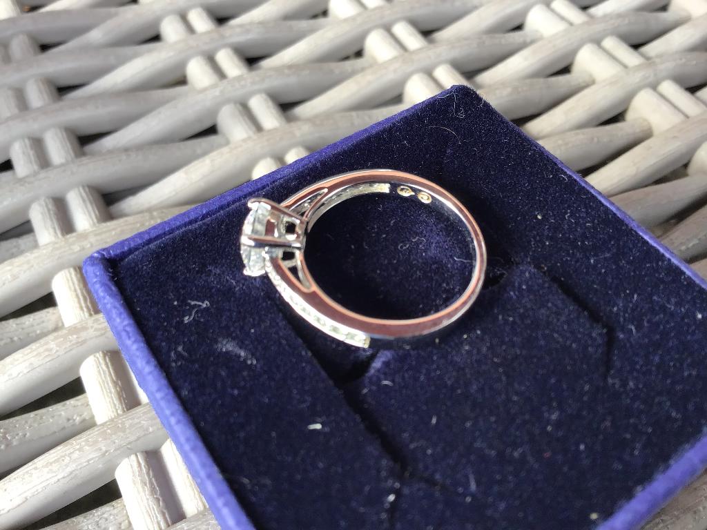 Swarovski ring. maat 18, Handtassen en Accessoires, Nieuw, Ophalen of Verzenden, 17 tot 18, Dame