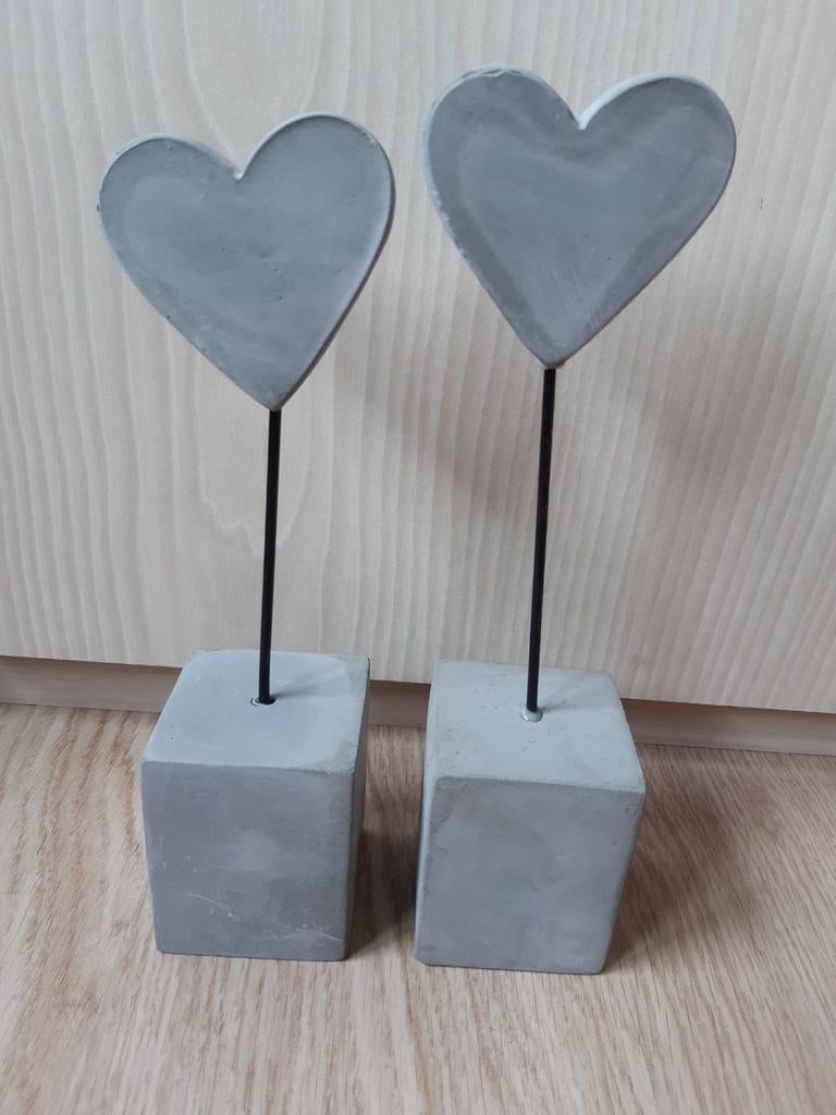 Decoratie met 2 hartjes op een stenen schacht, Ophalen, Zo goed als nieuw