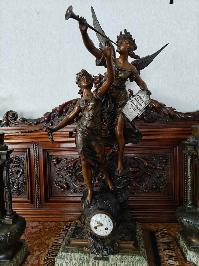 Horloge ancienne en bronze et vases des frères Moreau, Enlèvement