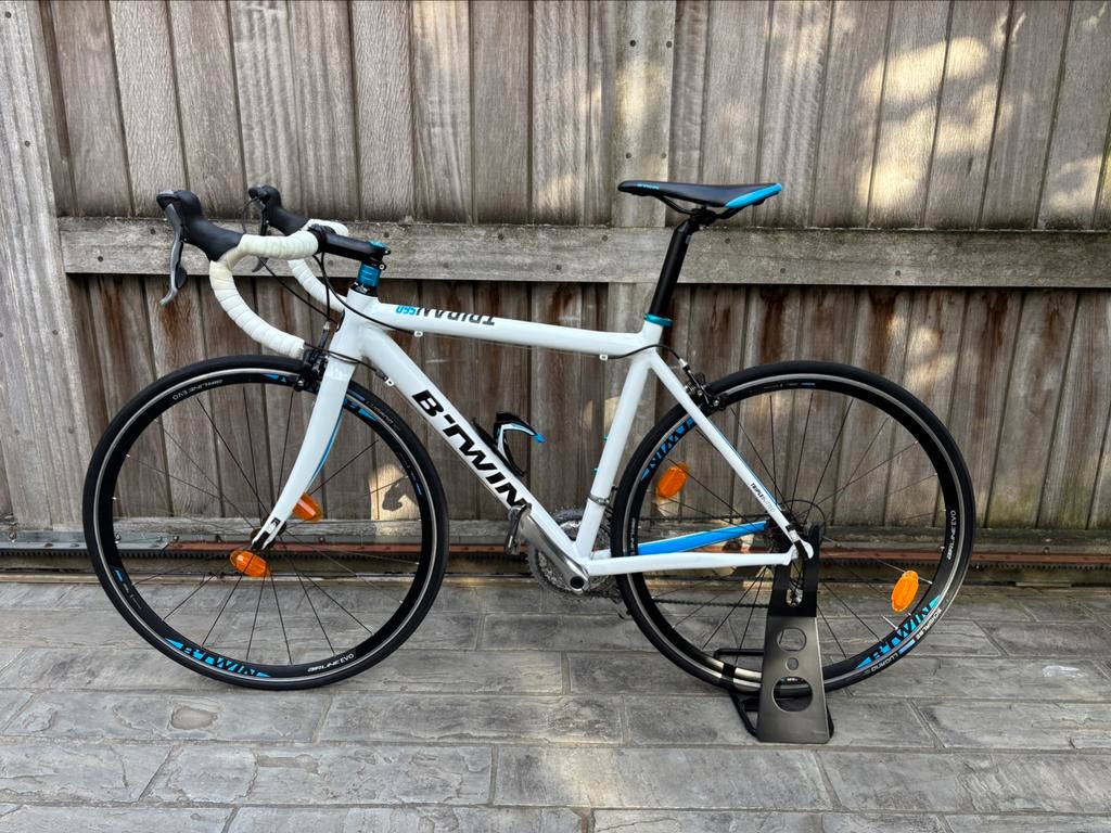 Koersfiets B’twin, Fietsen en Brommers, Ophalen, Zo goed als nieuw