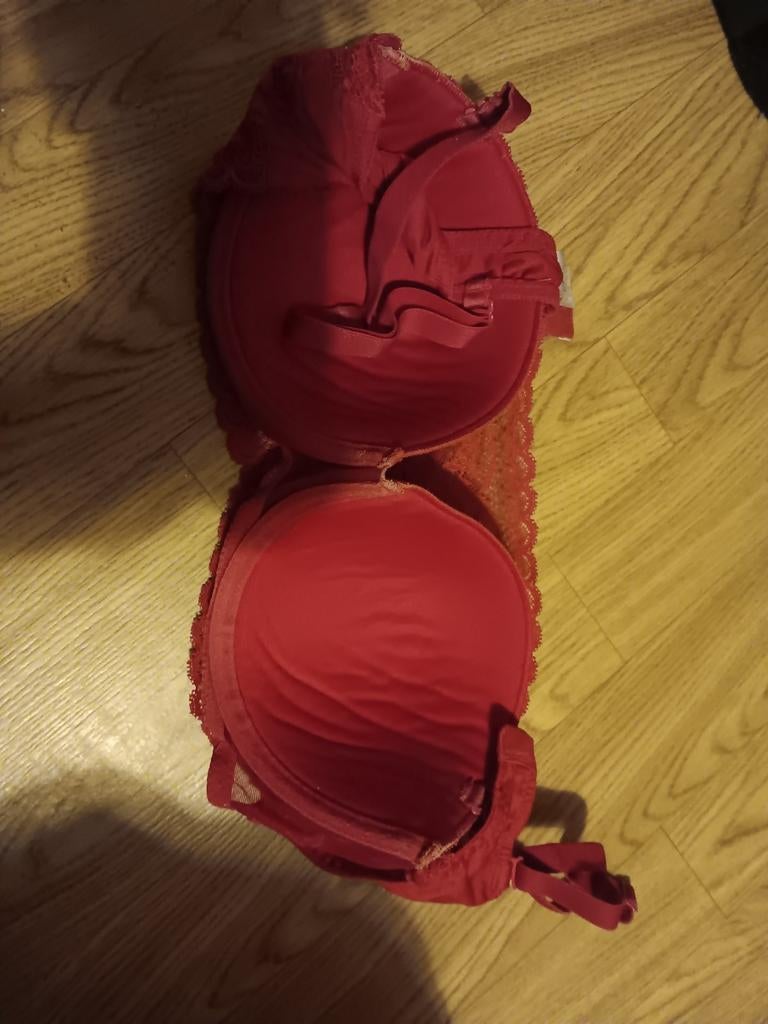 Soutien gorge rouge, Enlèvement ou Envoi, Rouge, Soutien-gorge