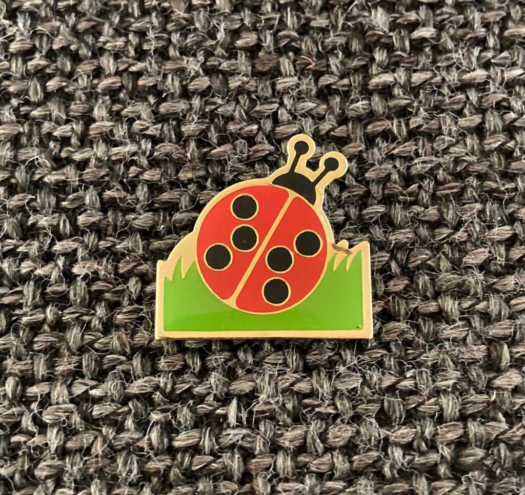 PIN - LIEVEHEERSBEESTJE - COCCINELLE - LADYBUG, Envoi, Utilisé, Animal et Nature, Insigne ou Pin's