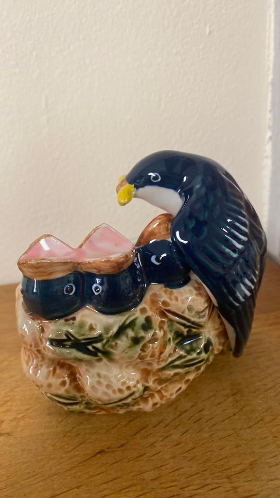 Ancien nid hirondelles la maman nourrit ses petits