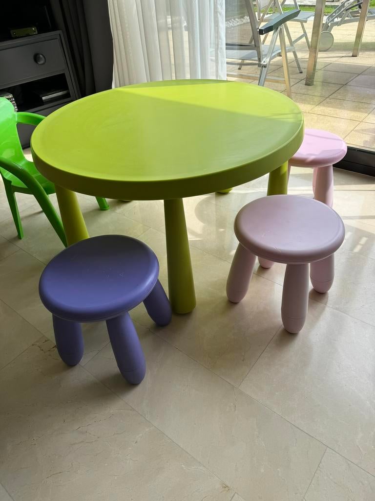 Table pour enfants et 4 chaises IKEA