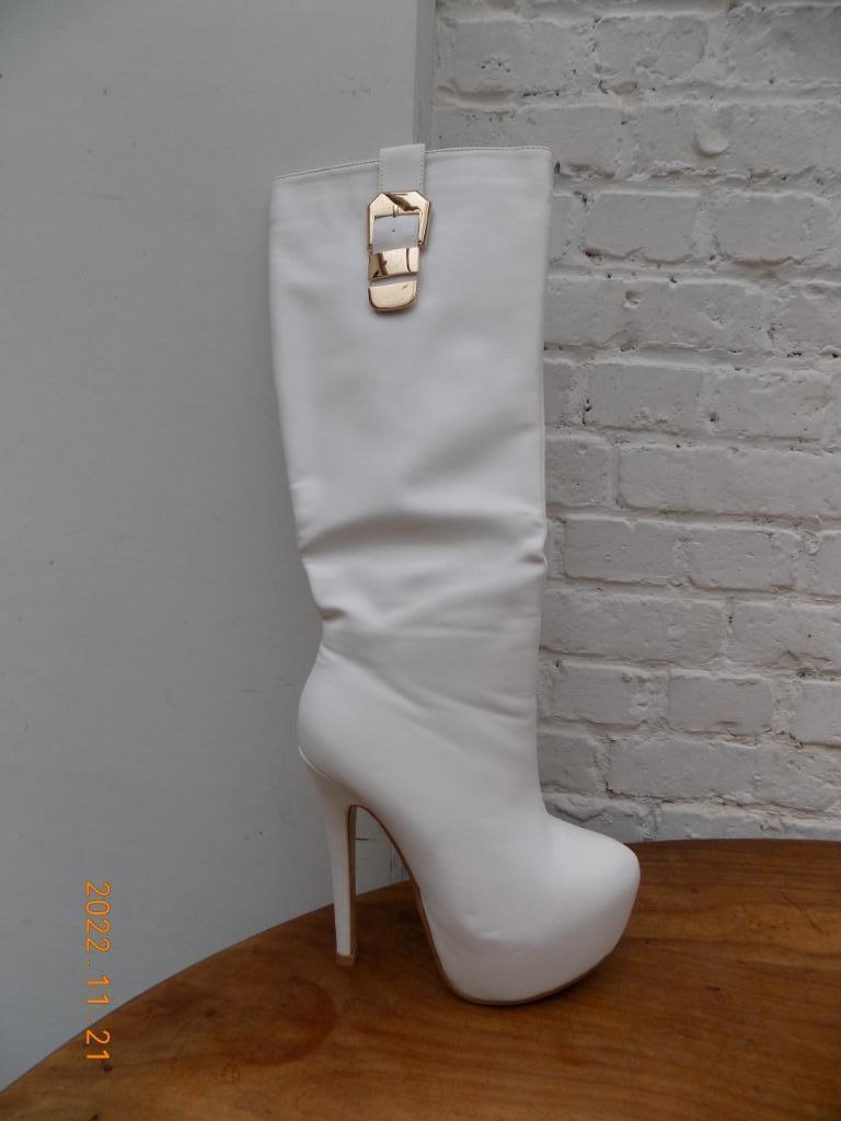 witte laarzen met stilettohak maat 35, Kleding | Dames, Schoenen, Hoge laarzen, Wit, Ophalen of Verzenden, Zo goed als nieuw