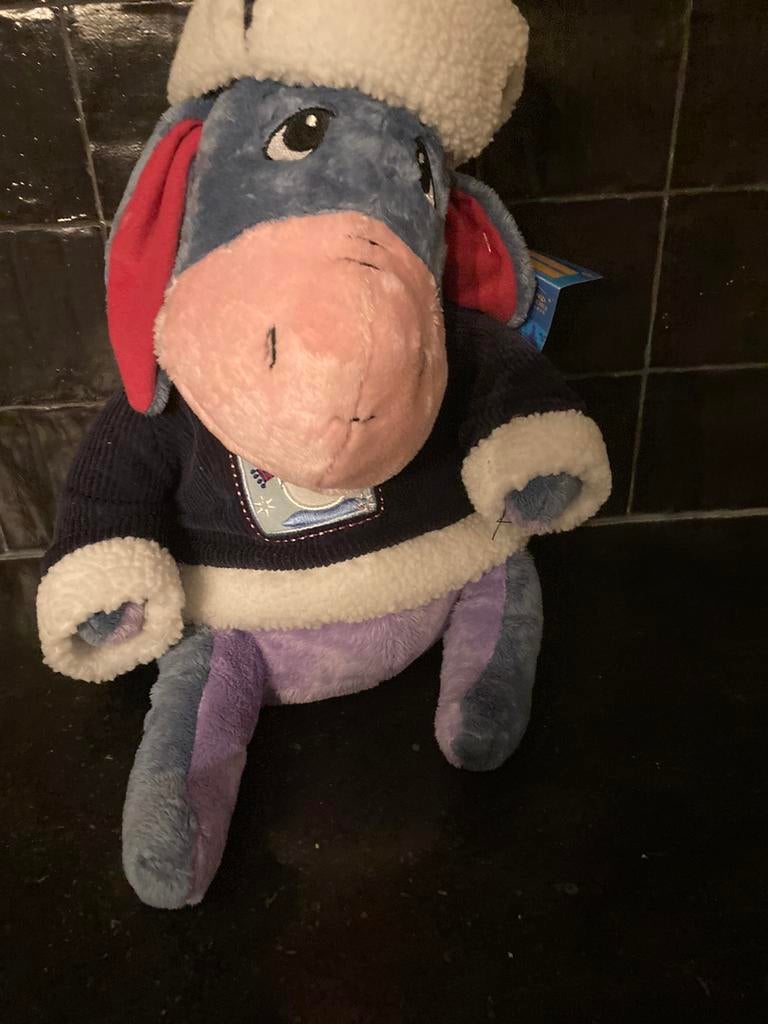 Disney- Eeyore knuffel in winter tenu- origineel label, Kinderen en Baby's, Ophalen of Verzenden, Nieuw