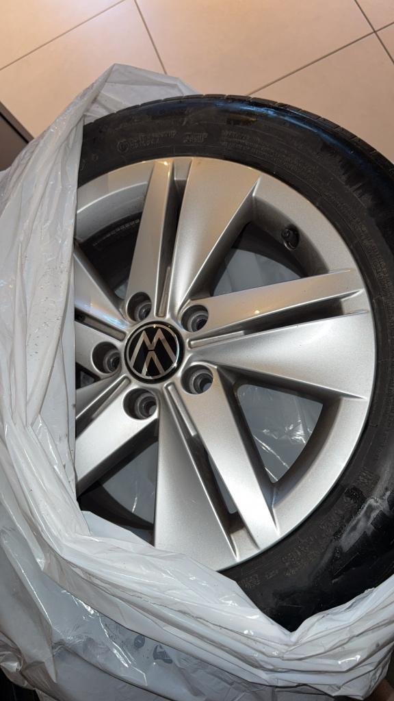 Jantes VW originales + pneus 4 saisons, Autos : Pièces & Accessoires, Pneus & Jantes, 4 Saisons, 16 pouces, Pneu(s), Enlèvement