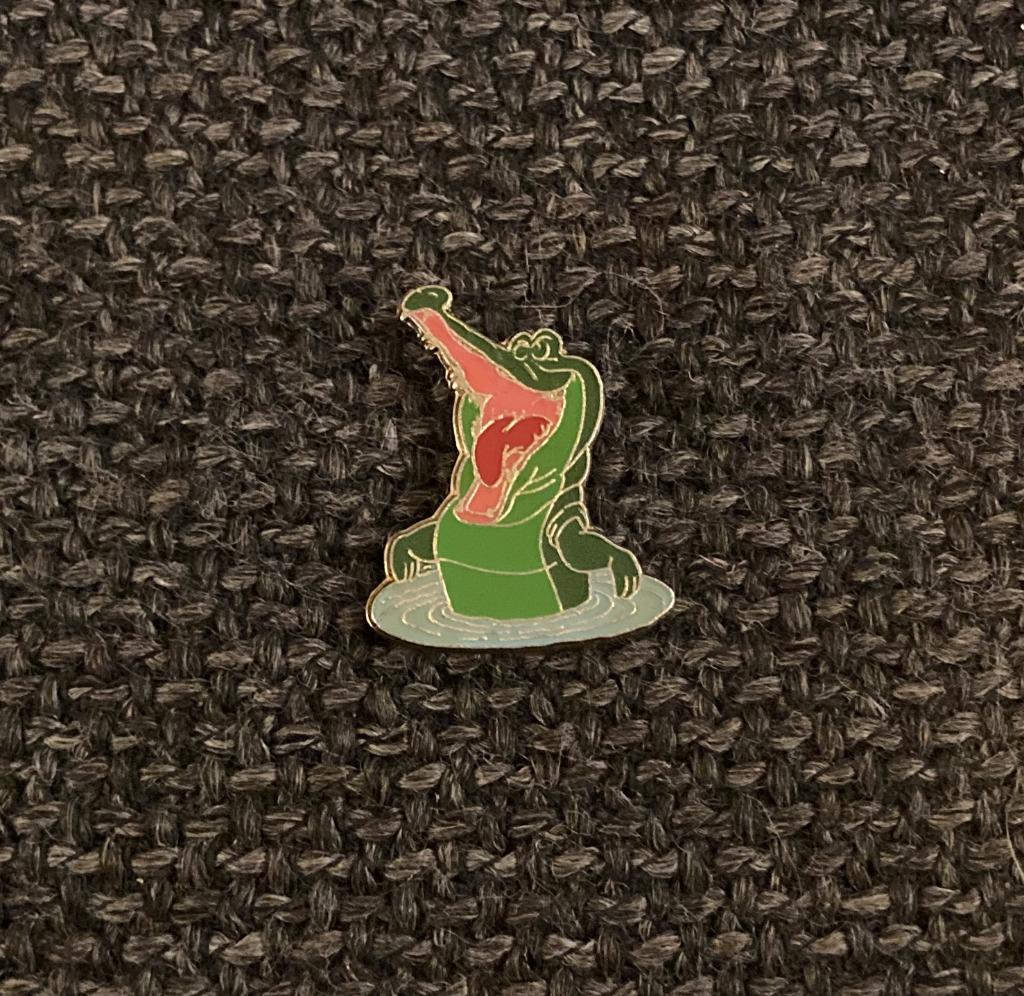 PIN - PETER PAN - KROKODIL - CROCODILE, Verzamelen, Verzenden, Gebruikt, Figuurtje, Speldje of Pin