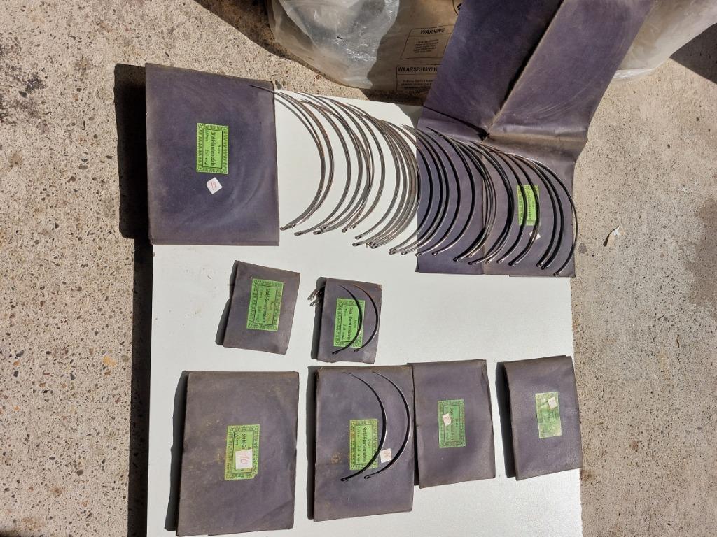 Naalden gebogen grote en kleine 140 stuk 25€, Ophalen