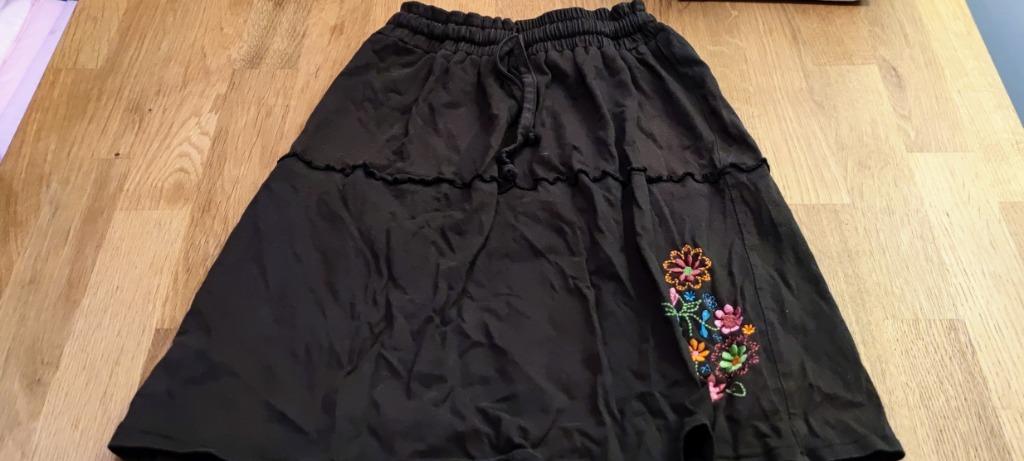 Vintage mooi bruin rokje met geborduurde bloempjes 110 116, Kinderen en Baby's, Kinderkleding | Maat 110, Ophalen of Verzenden