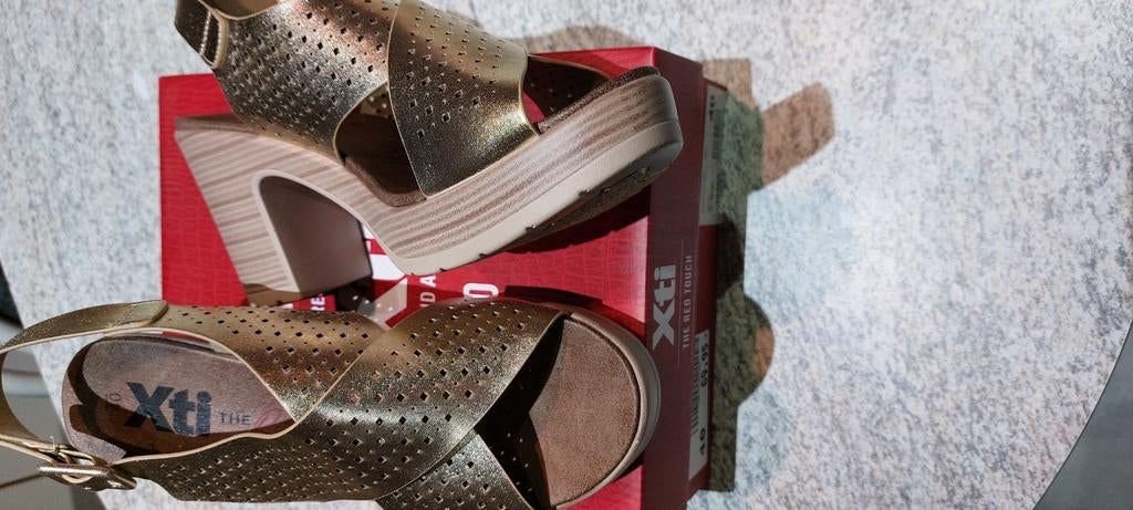 Sandalen goudkleurig maat 40 NIEUW, Ophalen of Verzenden