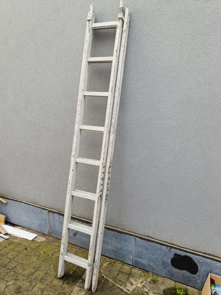 Oude decoratieve houten ladder, Ophalen, Ladder