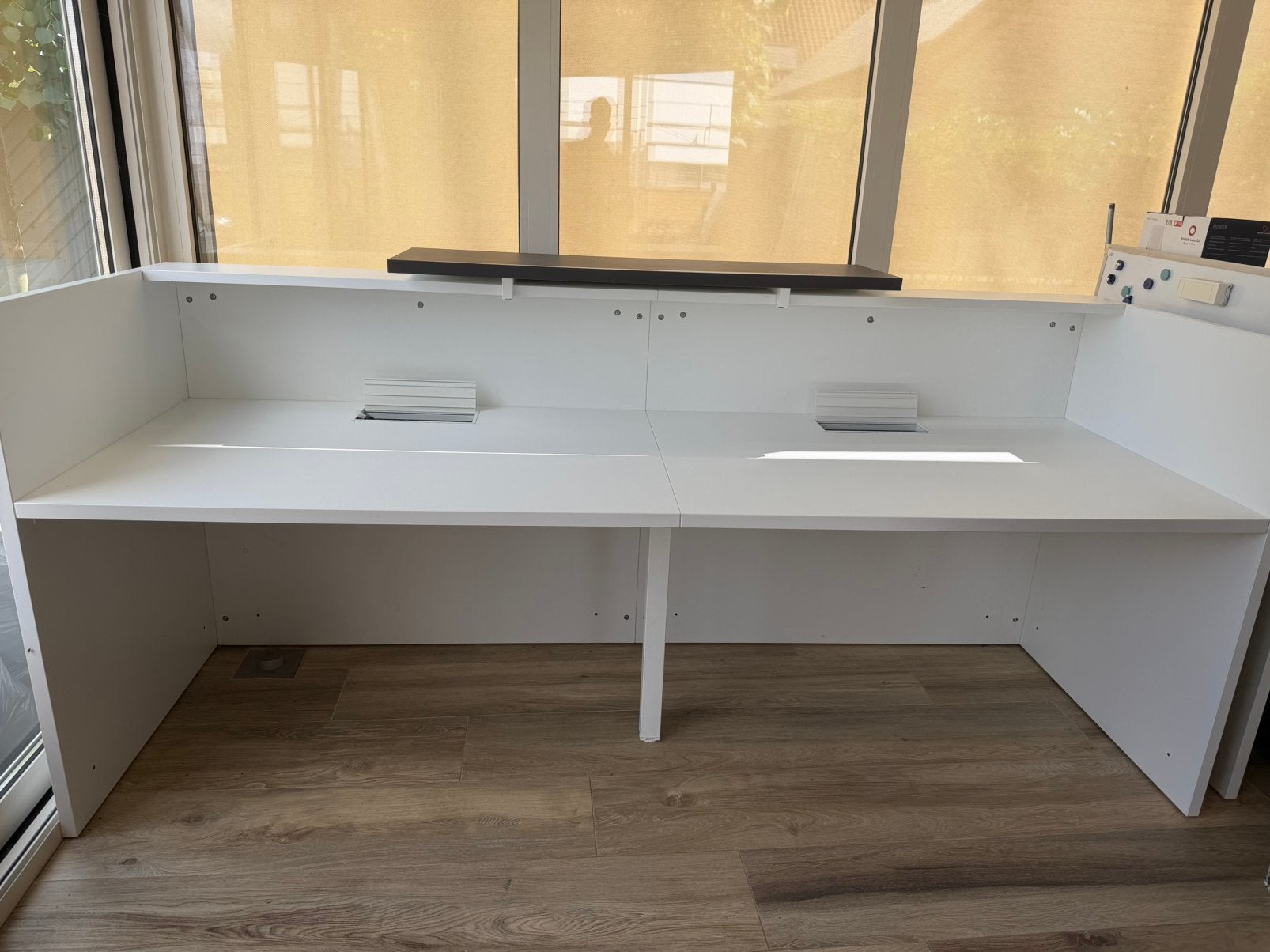 Bureau/réception moderne (2 unités disponibles), Maison & Meubles, Bureaux, 246 cm, Goulotte de câbles, Comme neuf, 85 cm
