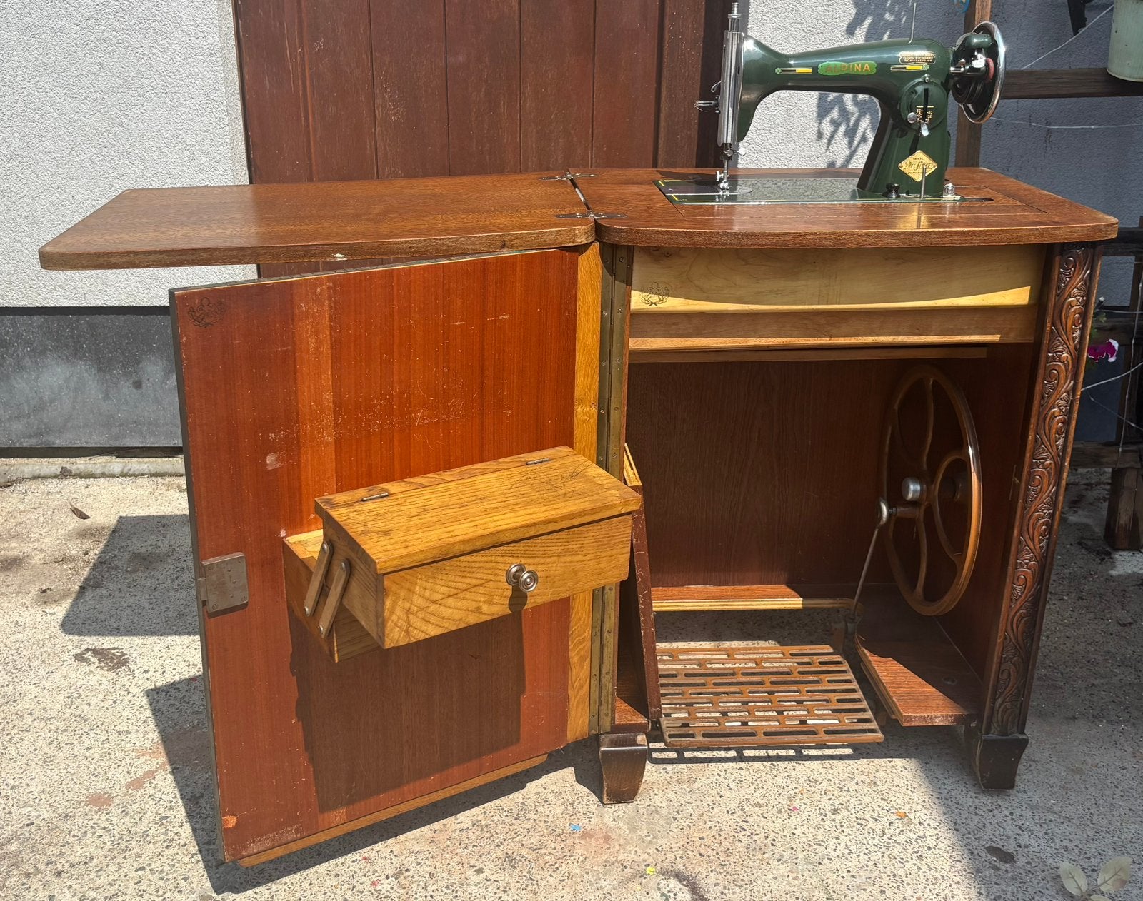 Antieke naaimachine Alpina