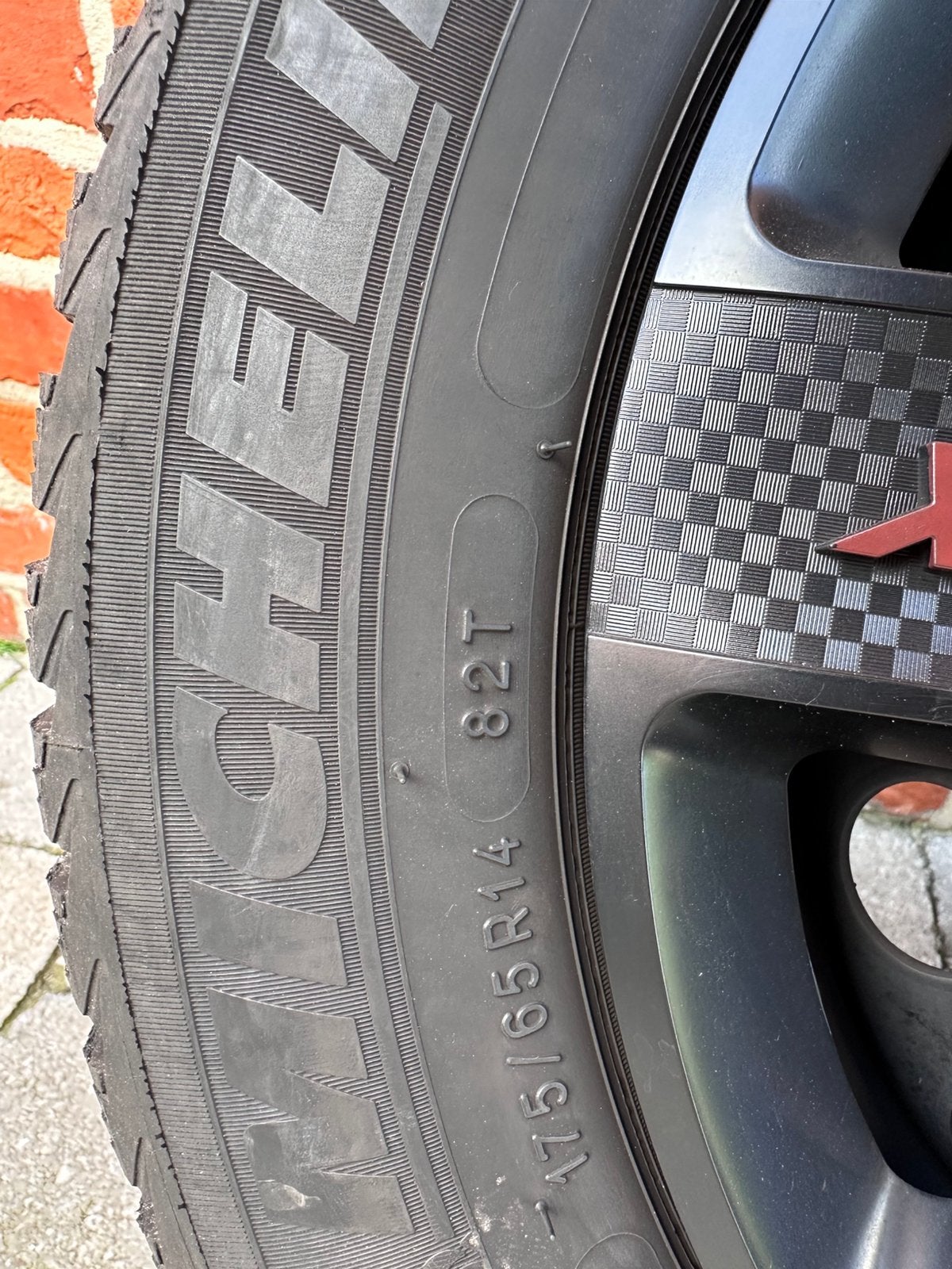 Winterbanden 175/65 R14 + velgen en wieldeksels, Enlèvement, Comme neuf