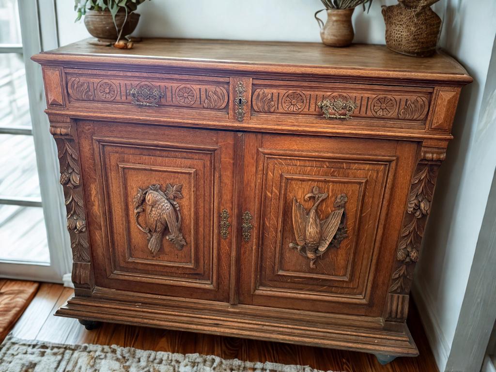 Meuble ancien sculpté / buffet bas de chasse style Henry II, Avec tiroir(s), 100 à 150 cm, Enlèvement, Utilisé