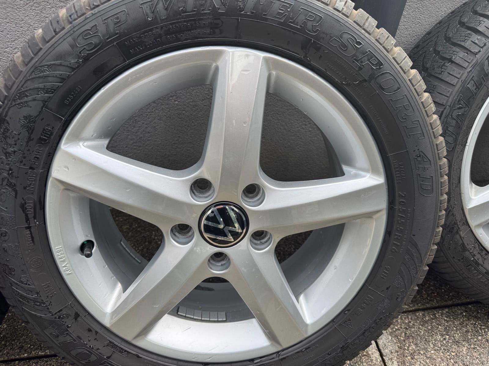 Jantes Volkswagen et pneus 205/55/R16, Auto-onderdelen, Banden en Velgen, Ophalen, 16 inch, Banden en Velgen, 205 mm