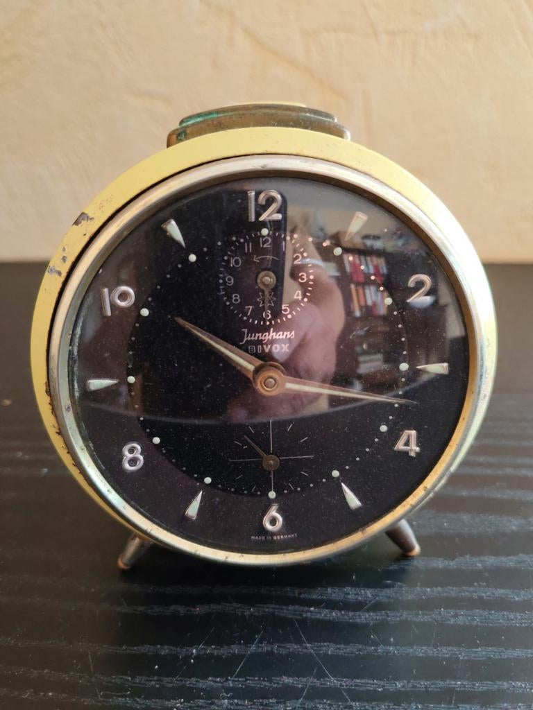 Pendule Junghans, Enlèvement