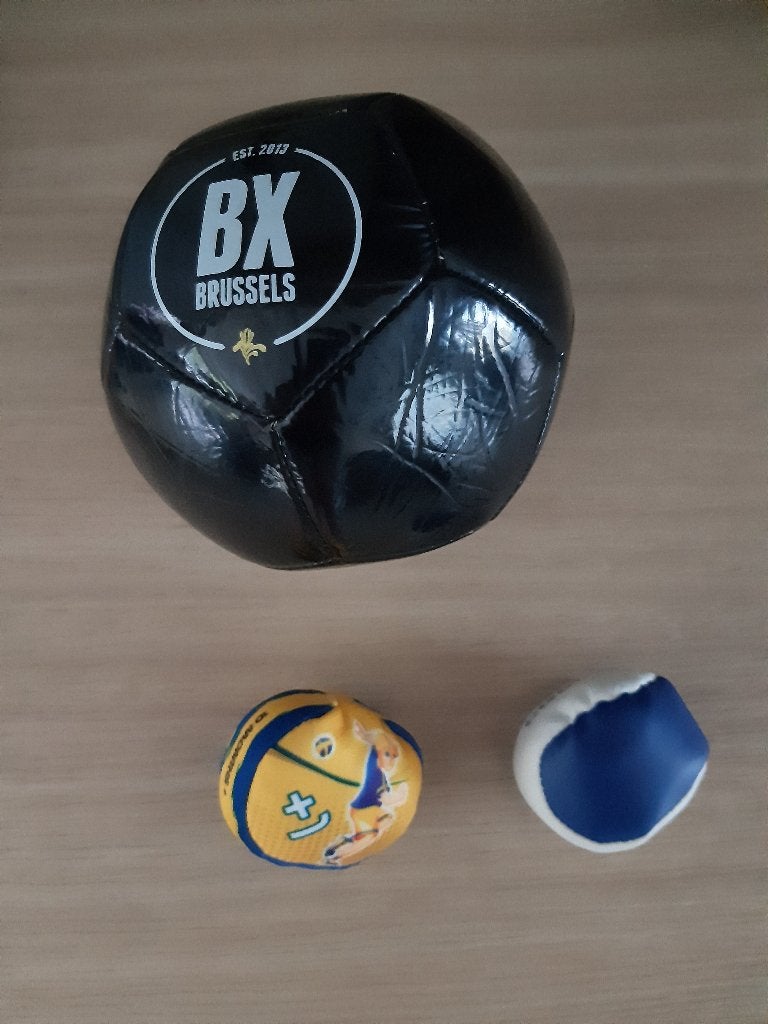 Set van 3 kleine ballen (zwarte mini-voetbal, hackysack ...), Enlèvement ou Envoi, Neuf