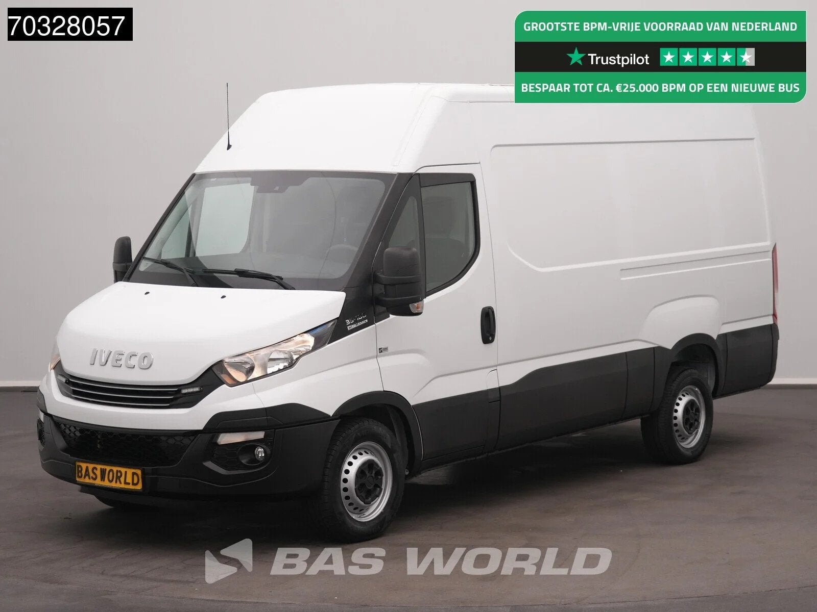 Iveco Daily 35S18 3.0L Automaat L2H2 3,5t Trekhaak Navi Airc, Auto's, Stof, Gebruikt, Euro 6, 4 cilinders