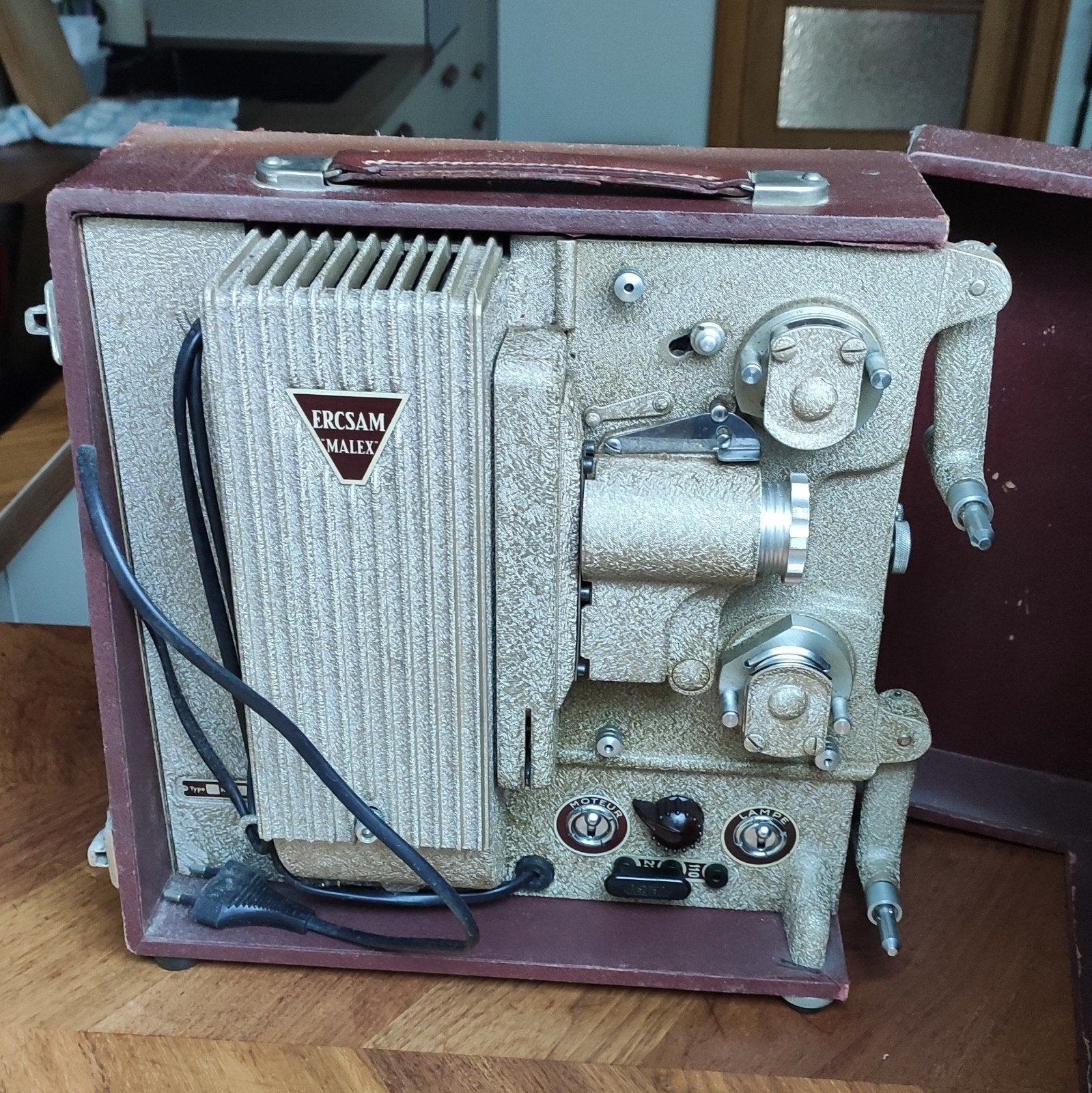 Vintage filmprojector Ercsam Malex type 0, Ophalen