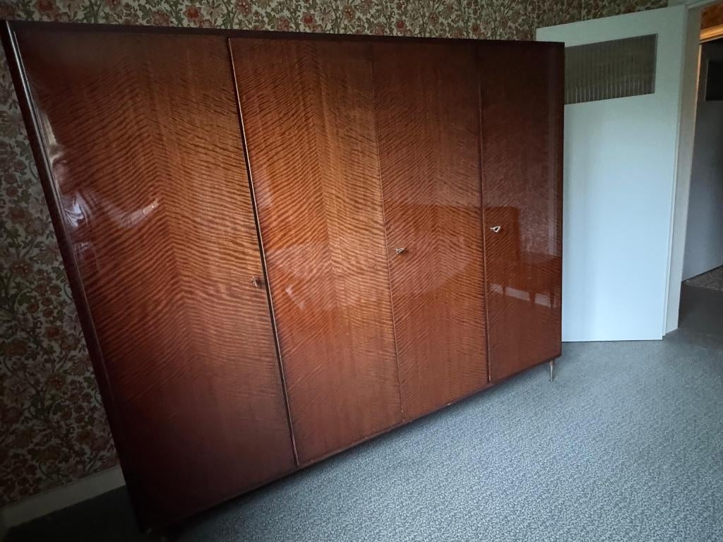 Vintage driedeurskleerkast gevlamd fineer hoogglans, 223 cm, Ophalen