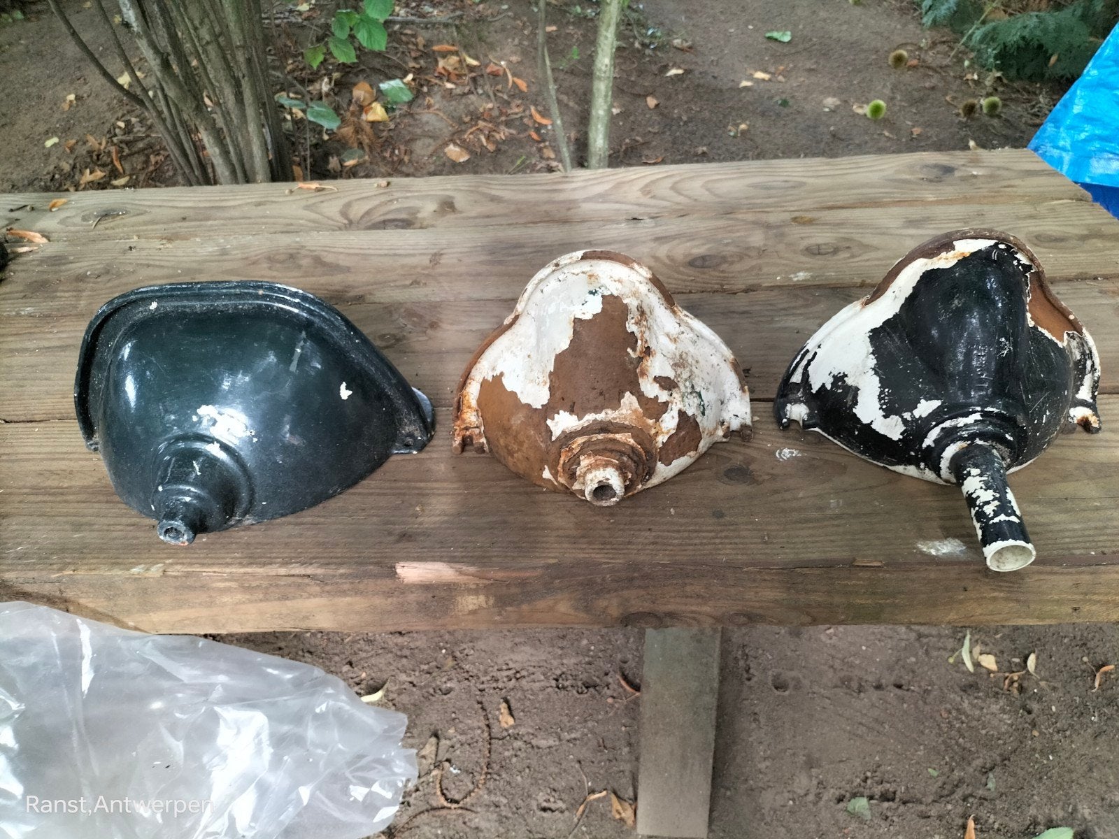 3 antieke gietijzeren urinoirs, Ophalen