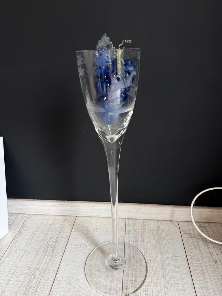 Glas met steel van 60 cm en blauw glas met druiventrossen, Verzamelen, Glas en Drinkglazen, Ophalen, Zo goed als nieuw