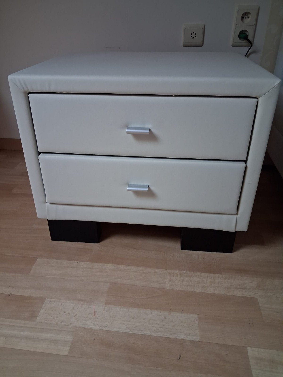 2 mooie nachtkastjes, uit wit kunstleer - skai, Maison & Meubles, Chambre à coucher | Tables de chevet, Enlèvement, Utilisé, Autres matériaux