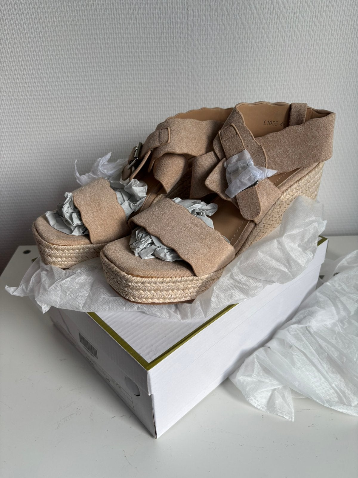 Nieuwe beige sandalen met sleehak, Beige, Nieuw, Sandalen of Muiltjes, Ophalen of Verzenden