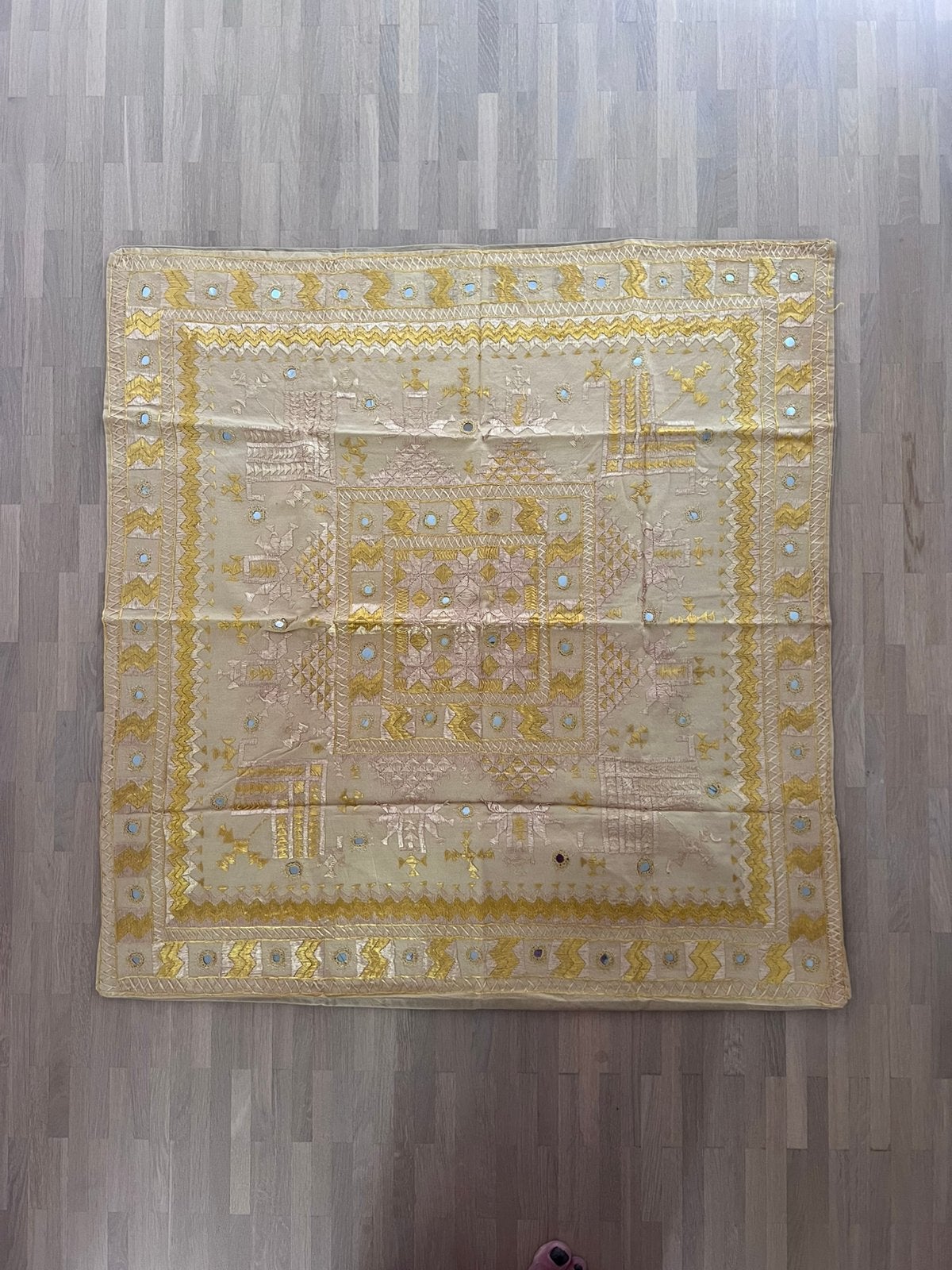 handgeborduurde Indiase stof met spiegelwerk  ), Ophalen