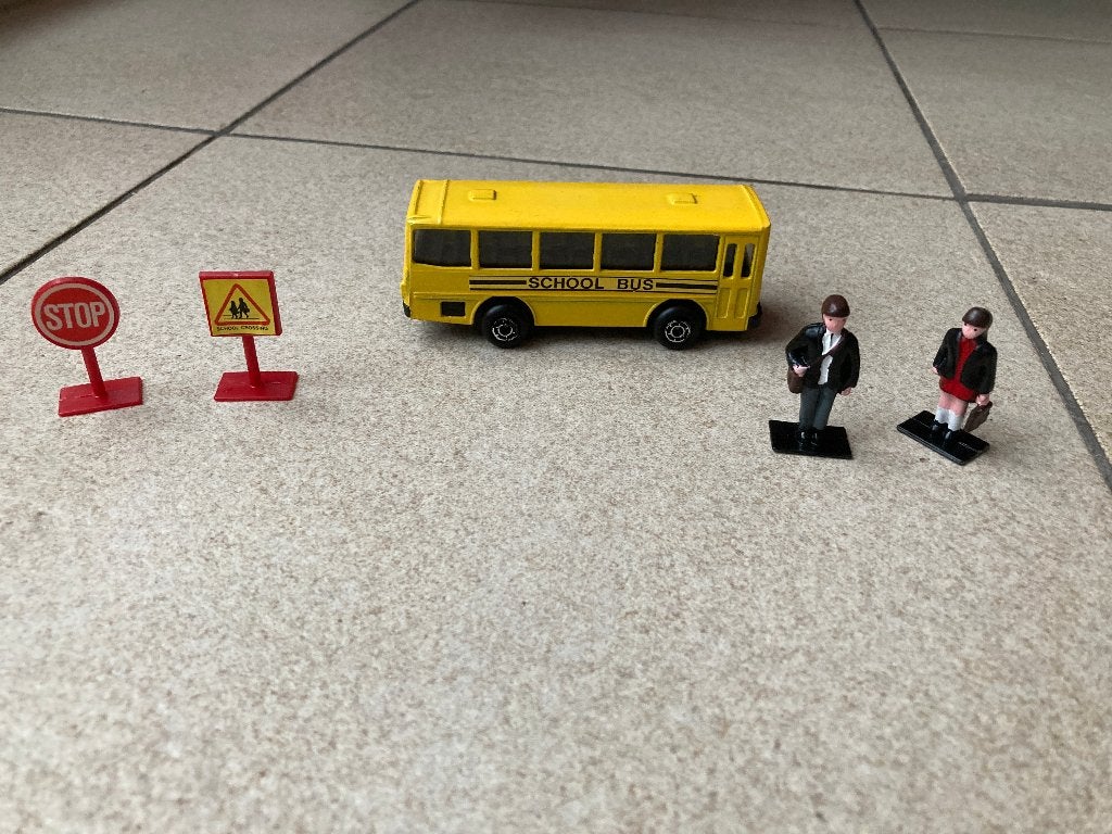 Schoolbus wagen + poppetjes, Enlèvement ou Envoi