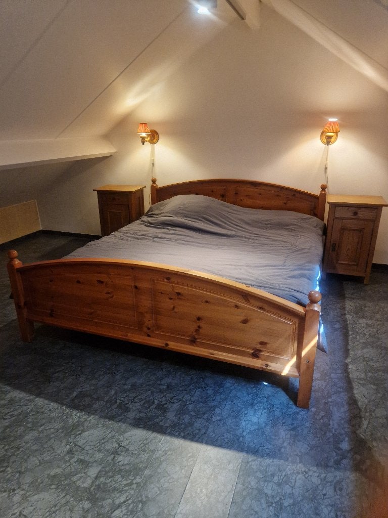 GRENEN SLAAPKAMER VOLLEDIG 2 nachtkastjes , dressoirkast ..., Ophalen, Gebruikt, Tweepersoons, MASSIEF GRENEN en ANTIEKE KAST /Romantisch