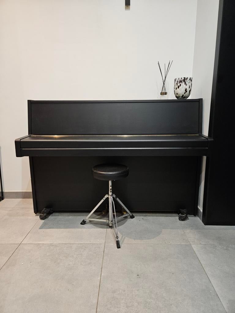Piano droit Yamaha noir Yamaha ., Muziek en Instrumenten, Piano's, Piano, Zwart