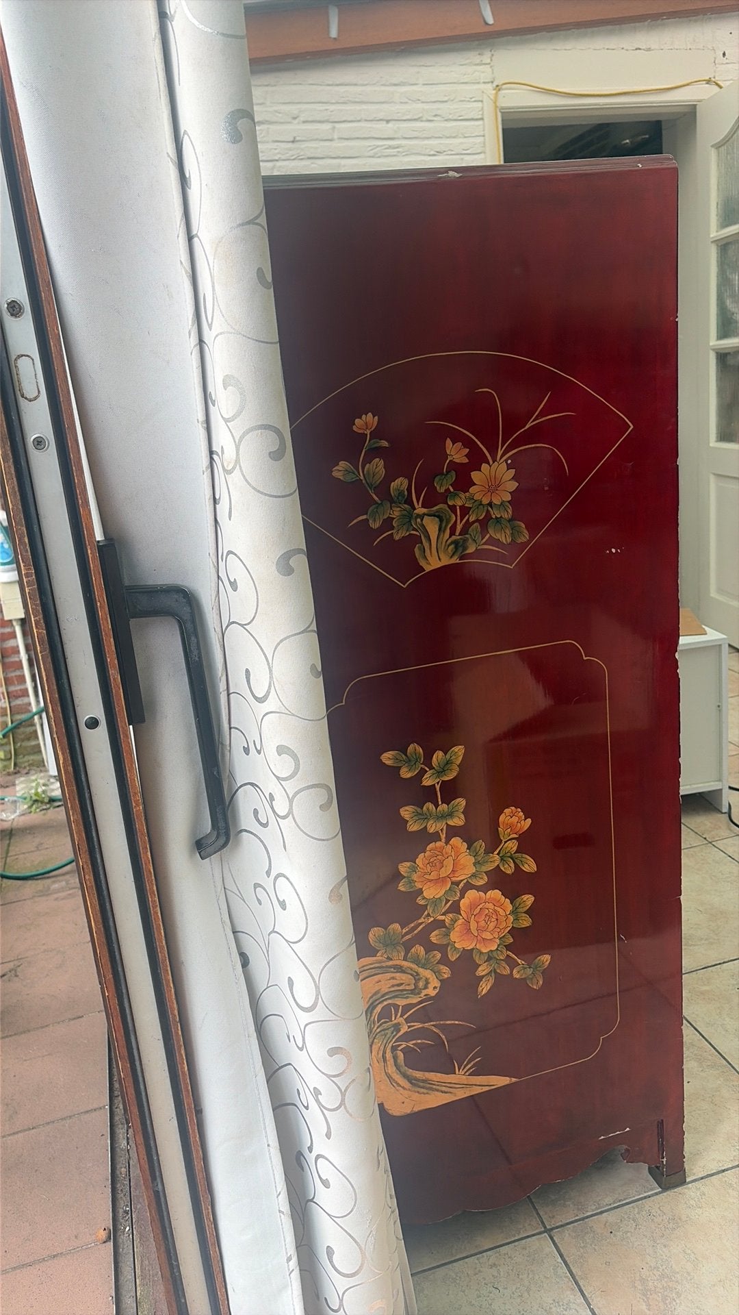 Chinese roodgelakte kast met handbeschilderde decoraties, Antiek en Kunst, Antiek | Meubels | Kasten, Ophalen