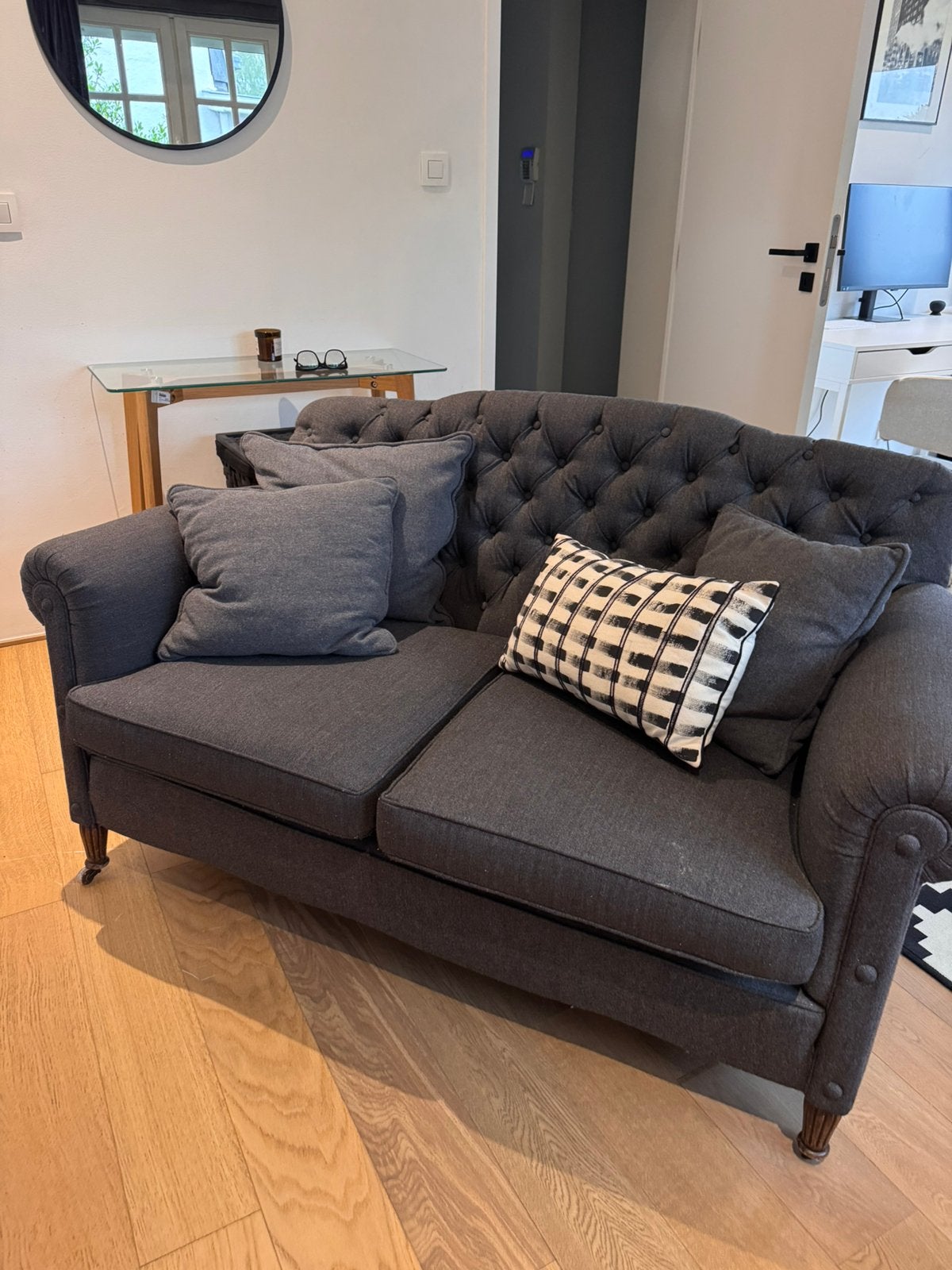 Petit canape 2 places tissus en laine gris fonce recouvert, Maison & Meubles, Canapés | Sofas & Chaises Longues, Enlèvement, Comme neuf